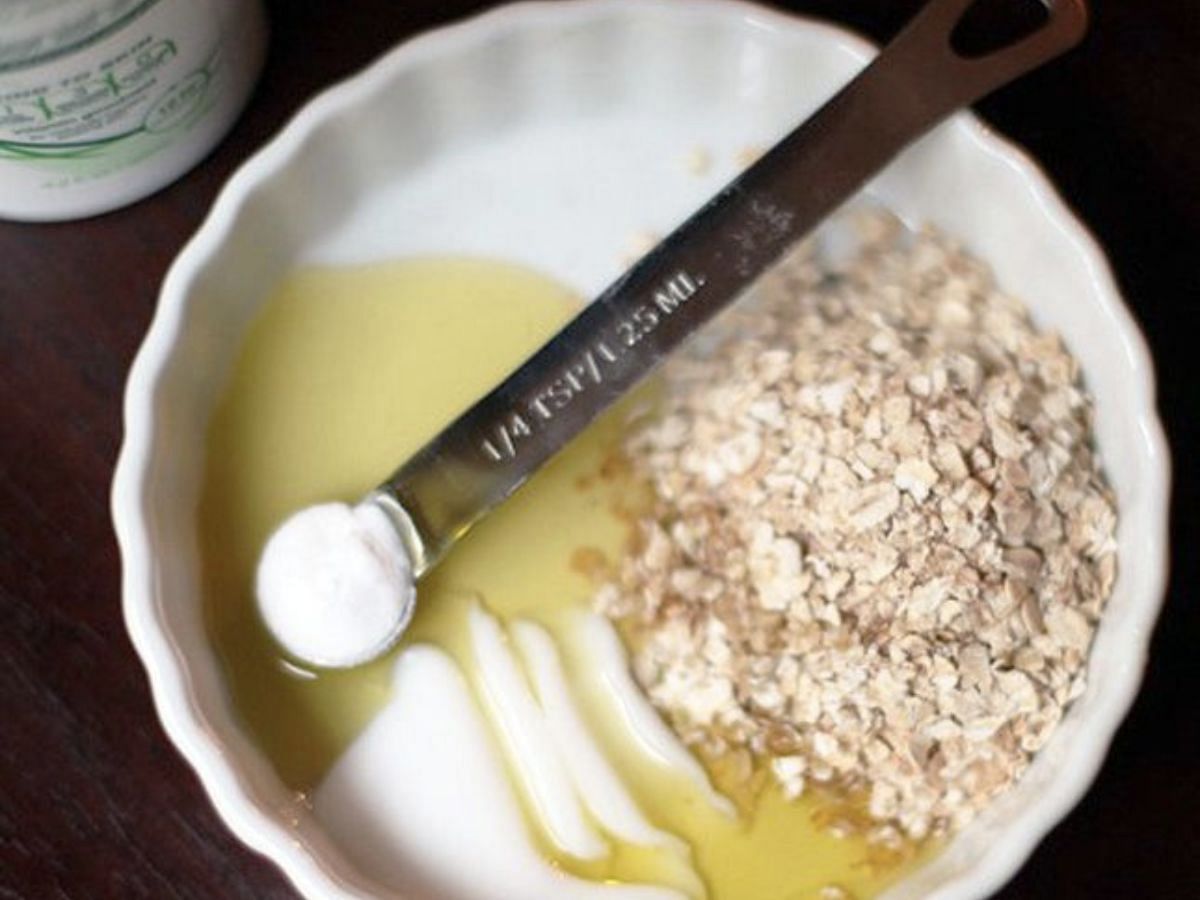 Honey and oatmeal soother (Image via Freepik)