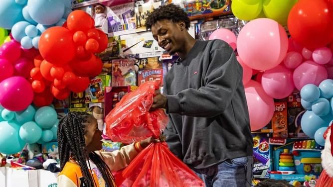 Rockets’ Jae'Sean Tate teams up to spread Christmas cheer as he hands out gifts to underprivileged kids