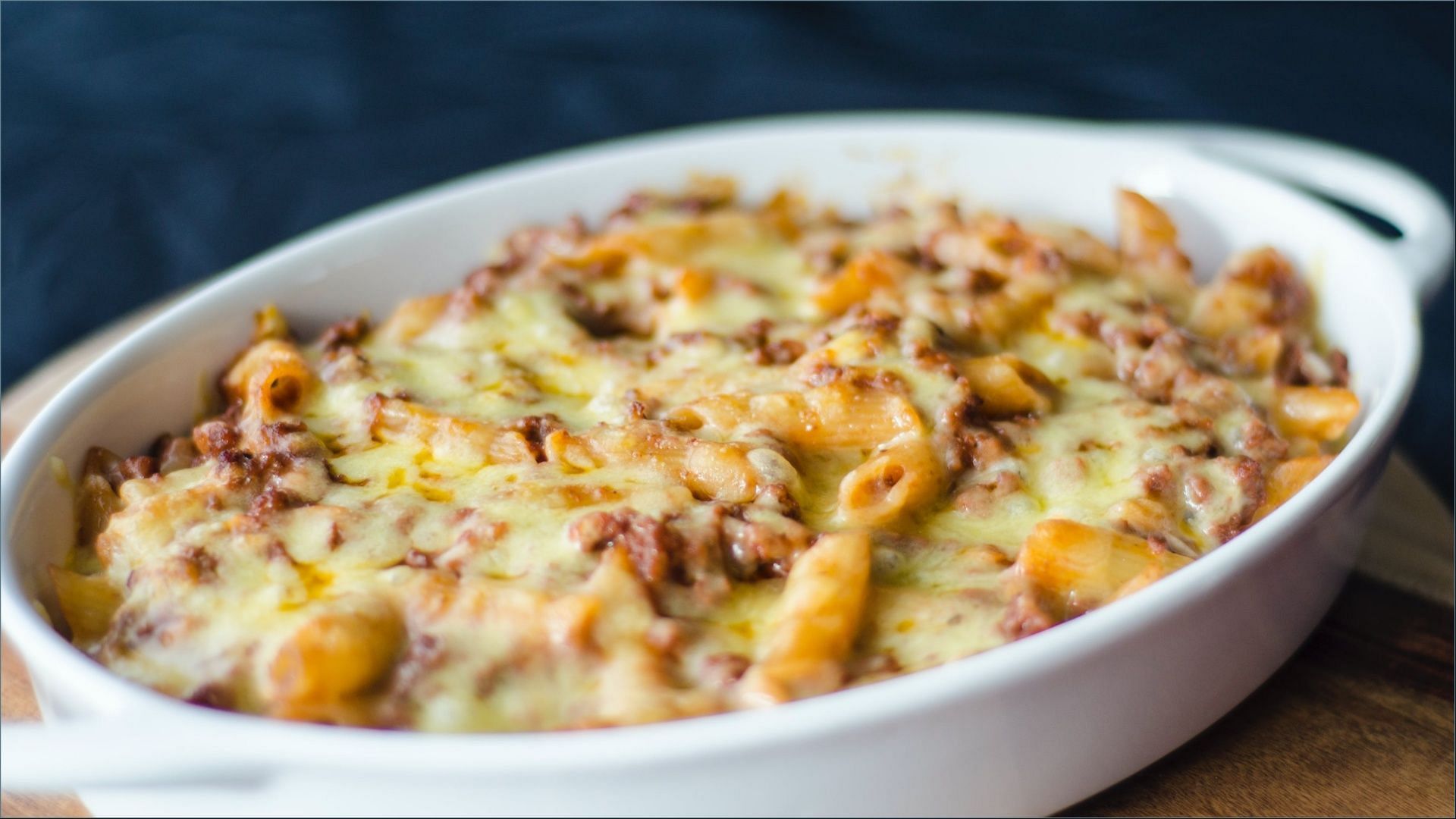 The homemade Costco&#039;s Mac and Cheese recipe can be enjoyed with toppings of your choice (Image via Ronmar Lacamiento / Pexels)