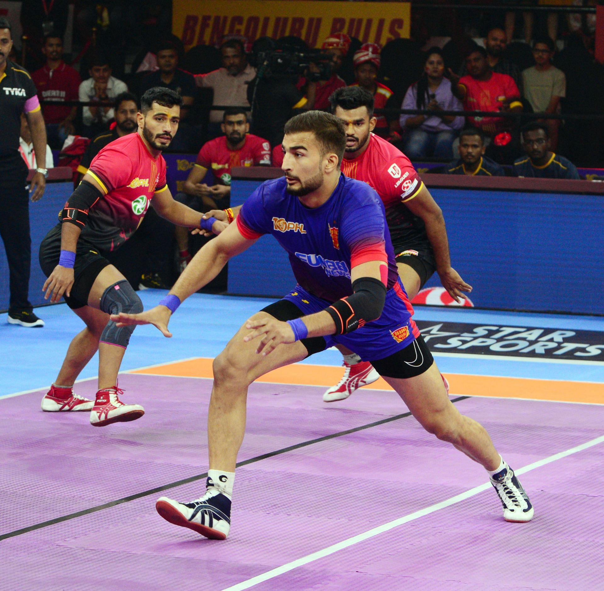 Ashu Malik raids against Bengaluru Bulls (Image via PKL)