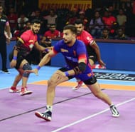 Ashu Malik raids against Bengaluru Bulls (Image via PKL)
