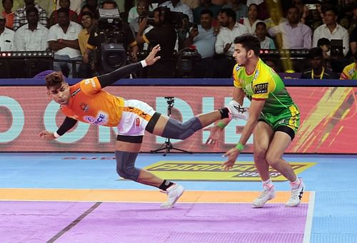 Krishan Dhull (right) of Patna Pirates in action (Credits: PKL)