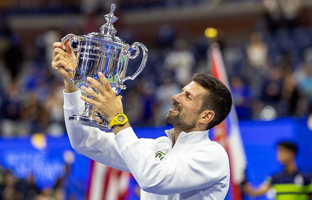 El serbio sostiene el trofeo del US Open 2023