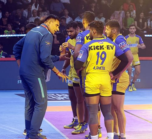 Tamil Thalaivas team discussing strategies during timeout (Image via PKL)