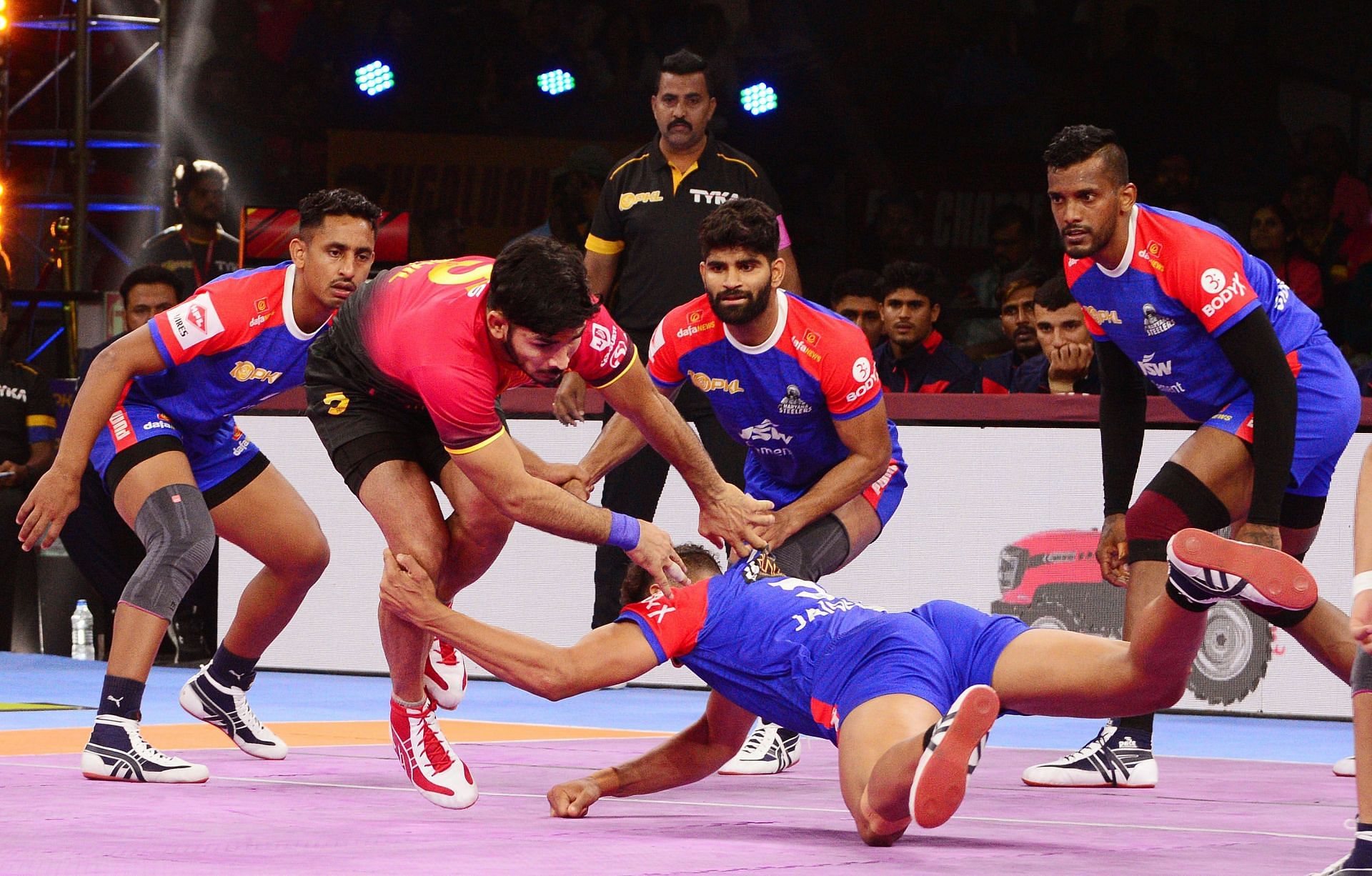 Naveen Kumar and Siddharth Desai will clash in a thrilling encounter (Credit: PKL)