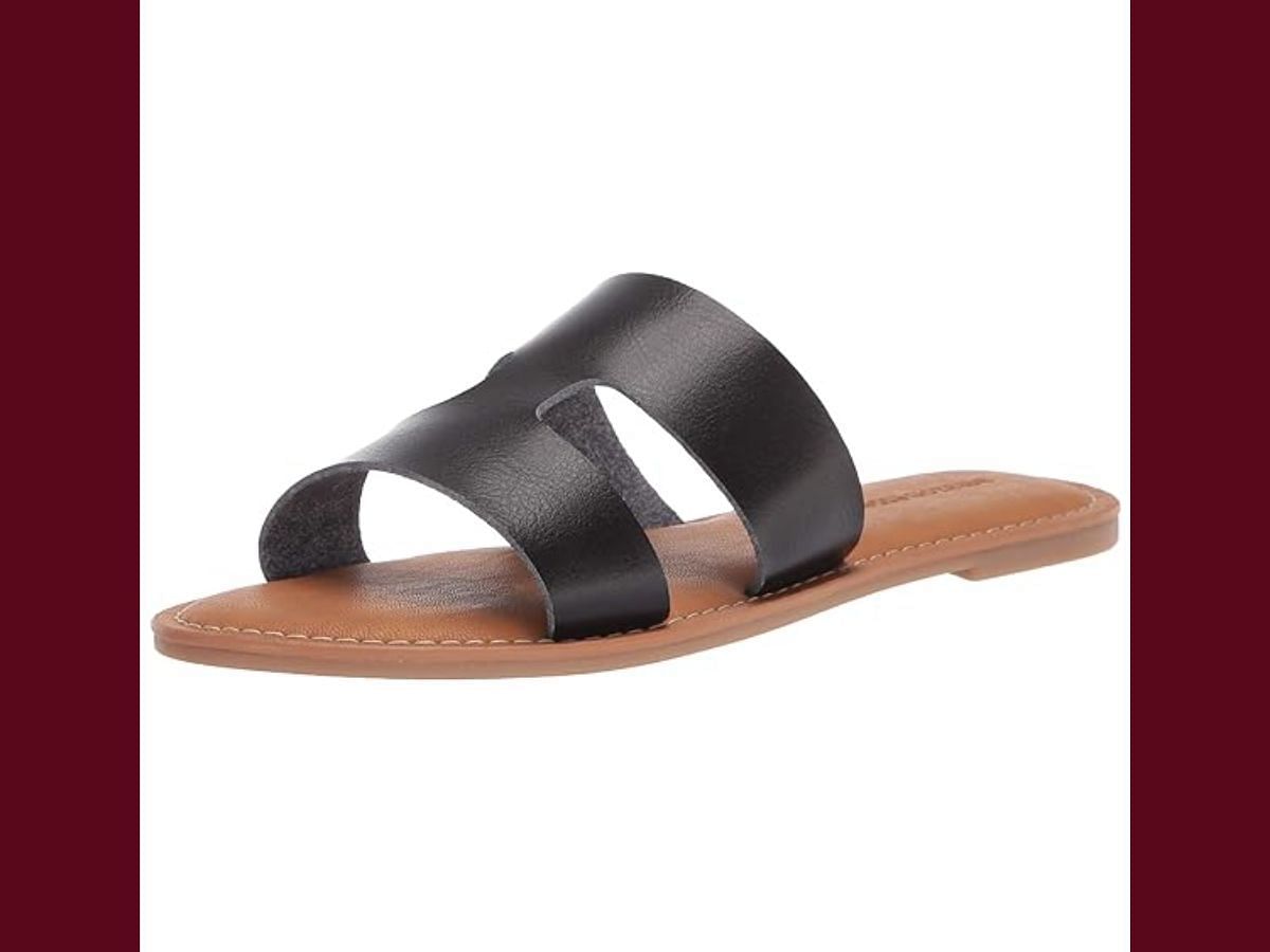 The Amazon's essentials women's flat sandal (Image via Amazon)