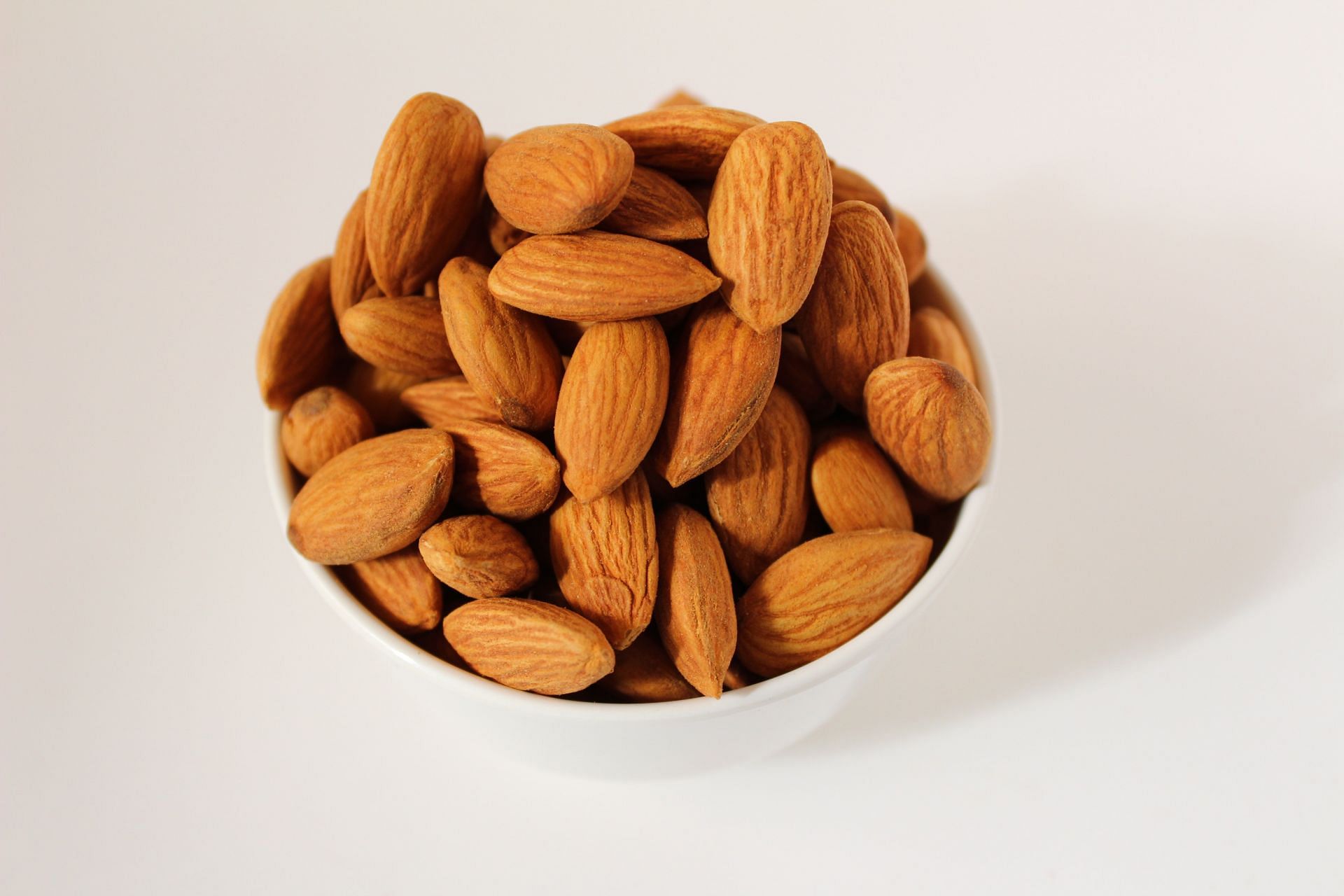 Soaked vs Unsoaked Almonds (Image via Unsplash/Mockupo)