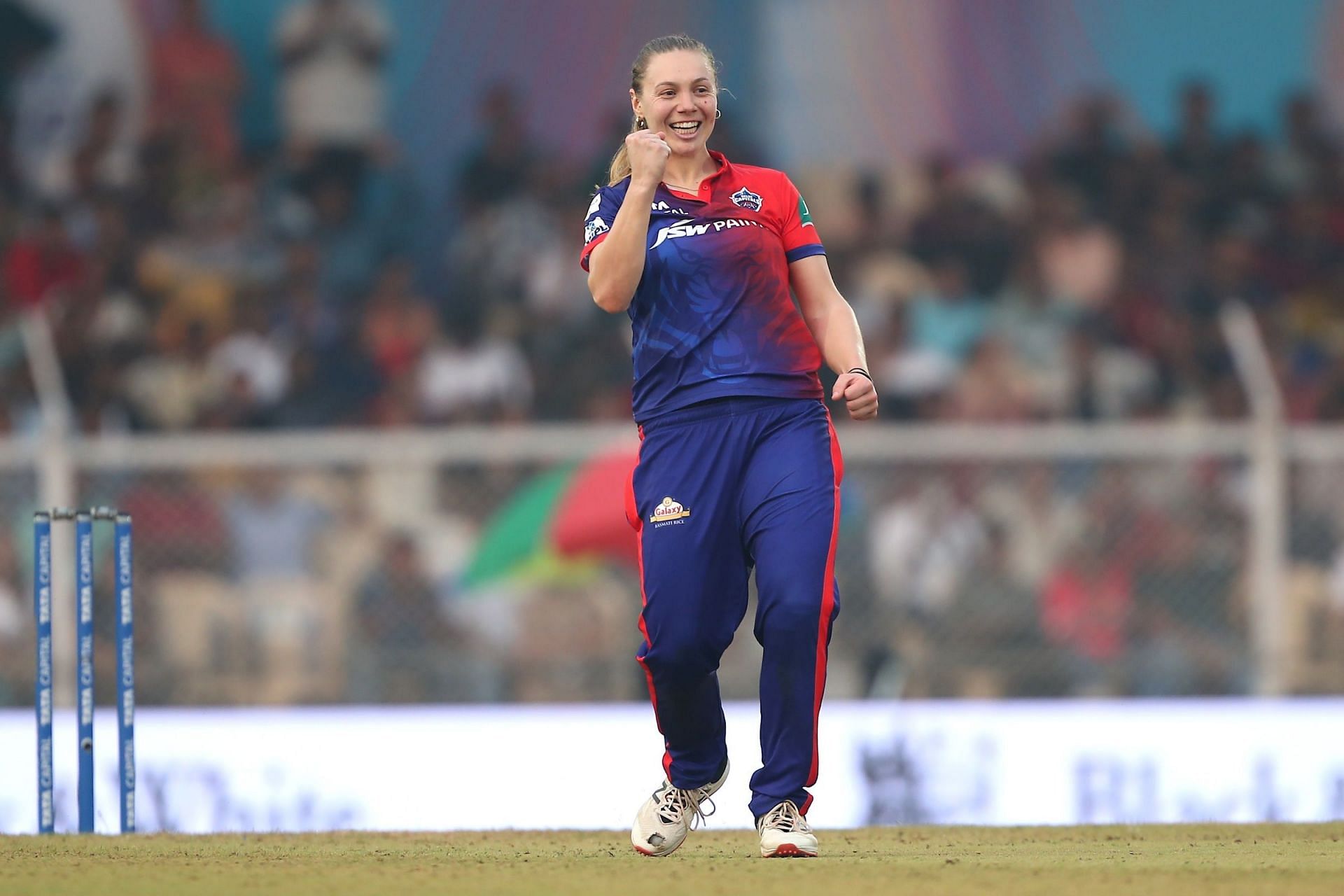 Tara Norris took a five-wicket haul on her Delhi Capitals debut. [P/C: wplt20.com]