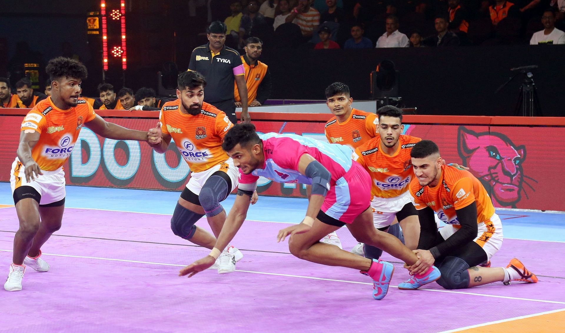 Mohammadreza with an ankle hold of Arjun Deshwal (Credits: PKL)