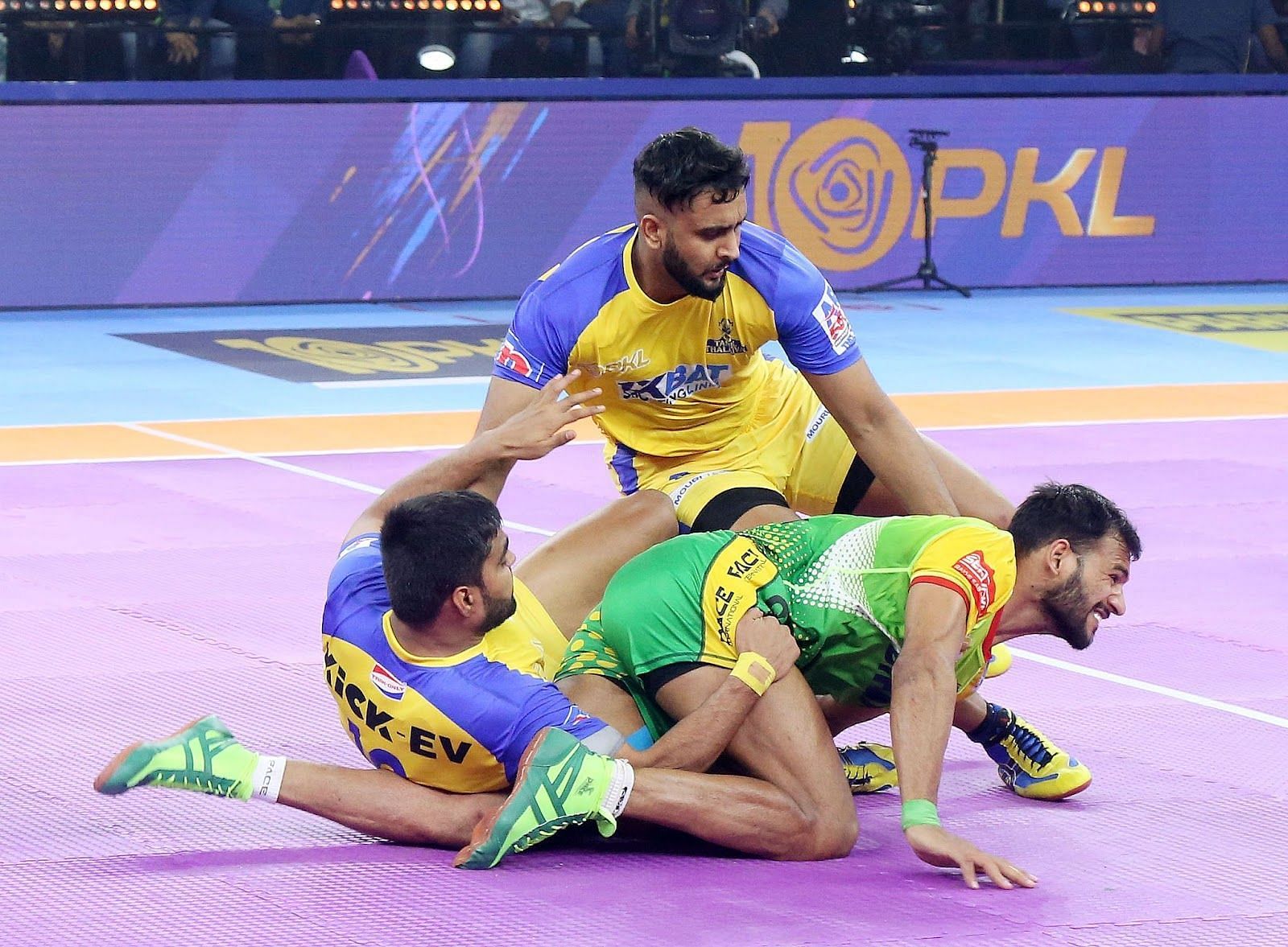 Sahil Gulia (center) in a failed Super tackle with Mohit (Credits: PKL)