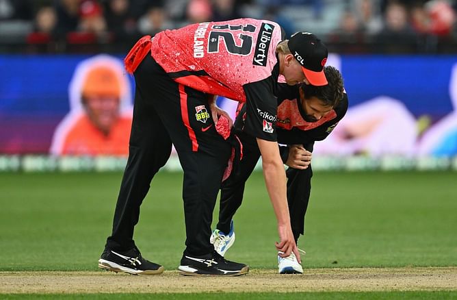 Why was the Melbourne Renegades vs Perth Scorchers match in BBL 2023-24 abandoned after 6.5 overs?