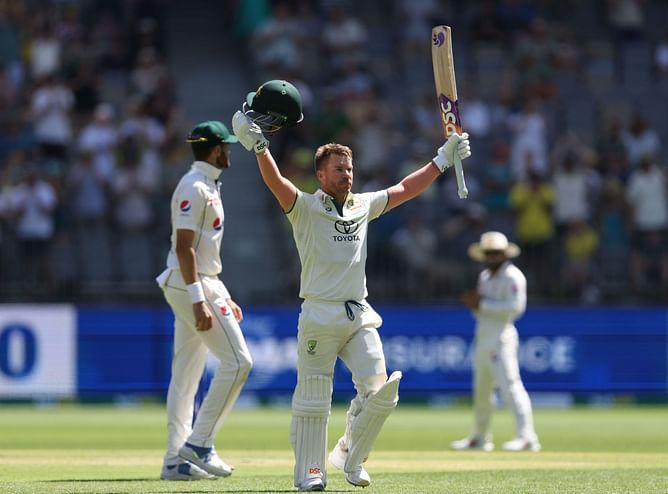Sunil Gavaskar believes David Warner's 164 "pretty much assures him" Test farewell against Pakistan amidst Mitchell Johnson Saga