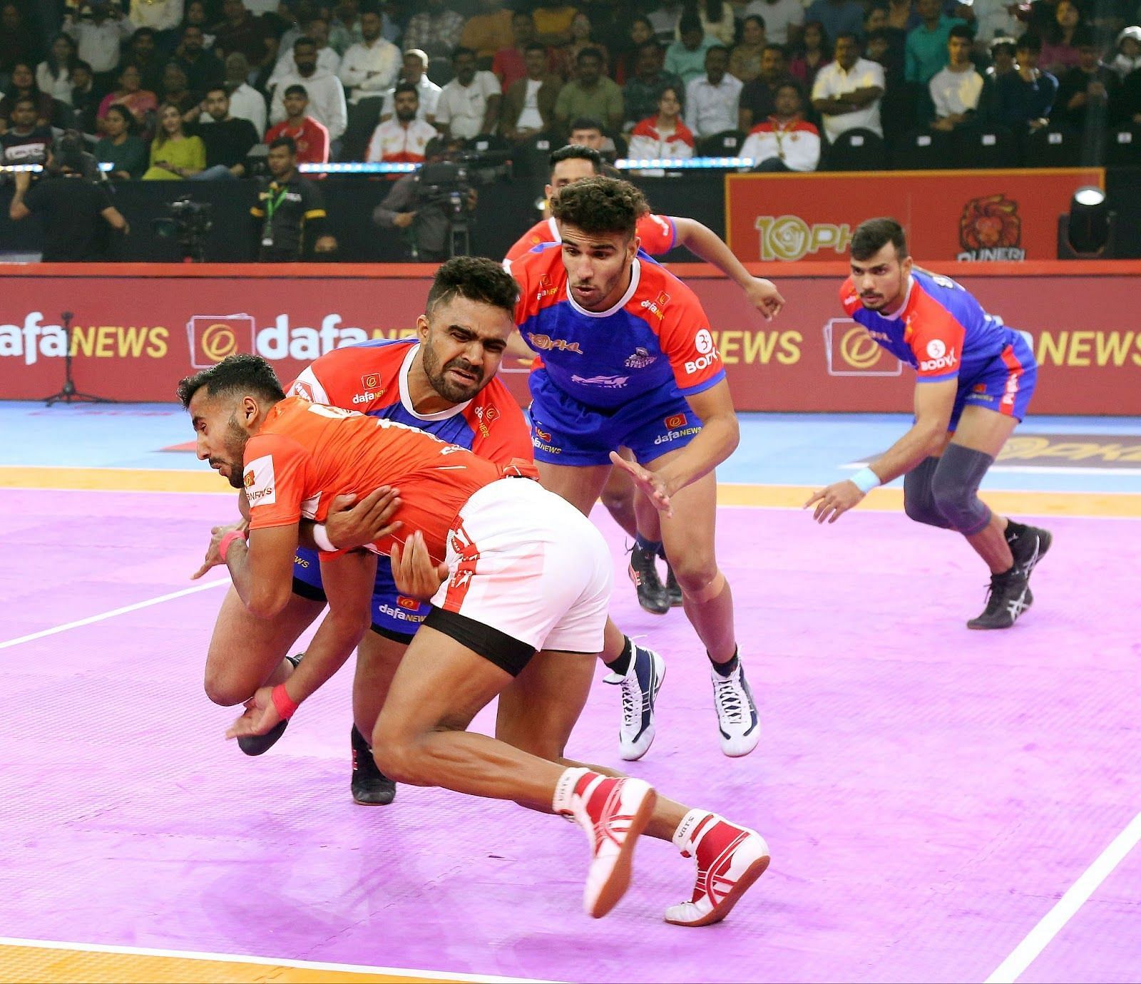 Mohit Nandal with a dash against Rakesh of Gujarat Giants (Credits: PKL)