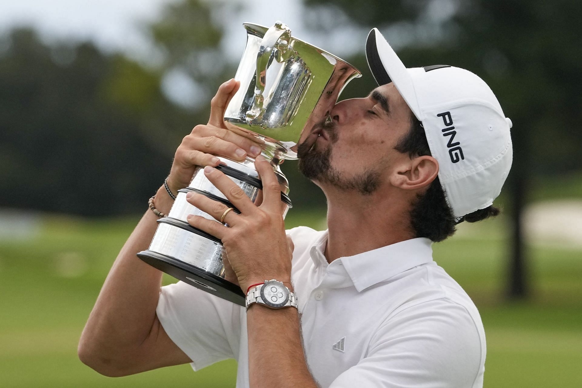 Joaquin Niemann kissing the trophy after winning the 2023 ISPS Handa Australian Open