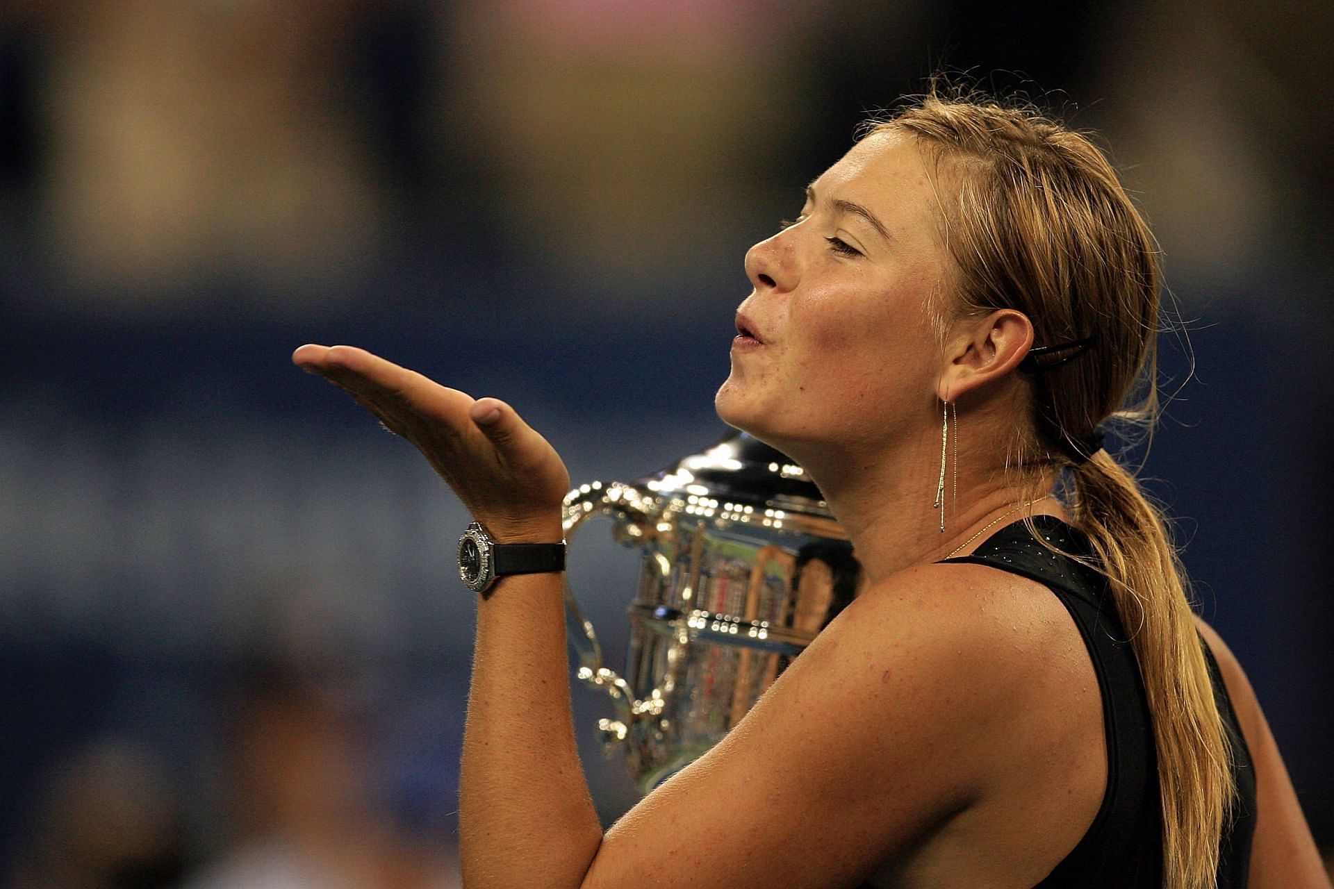 Maria Sharapova with the 2006 US Open trophy.