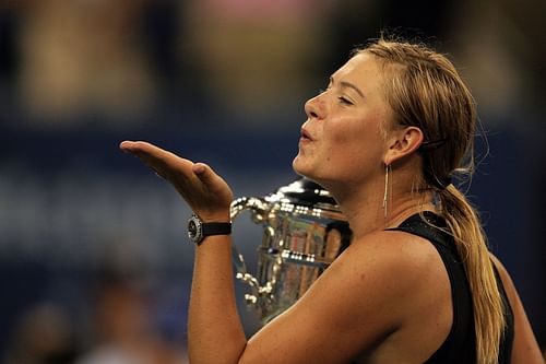 Maria Sharapova with the 2006 US Open trophy.