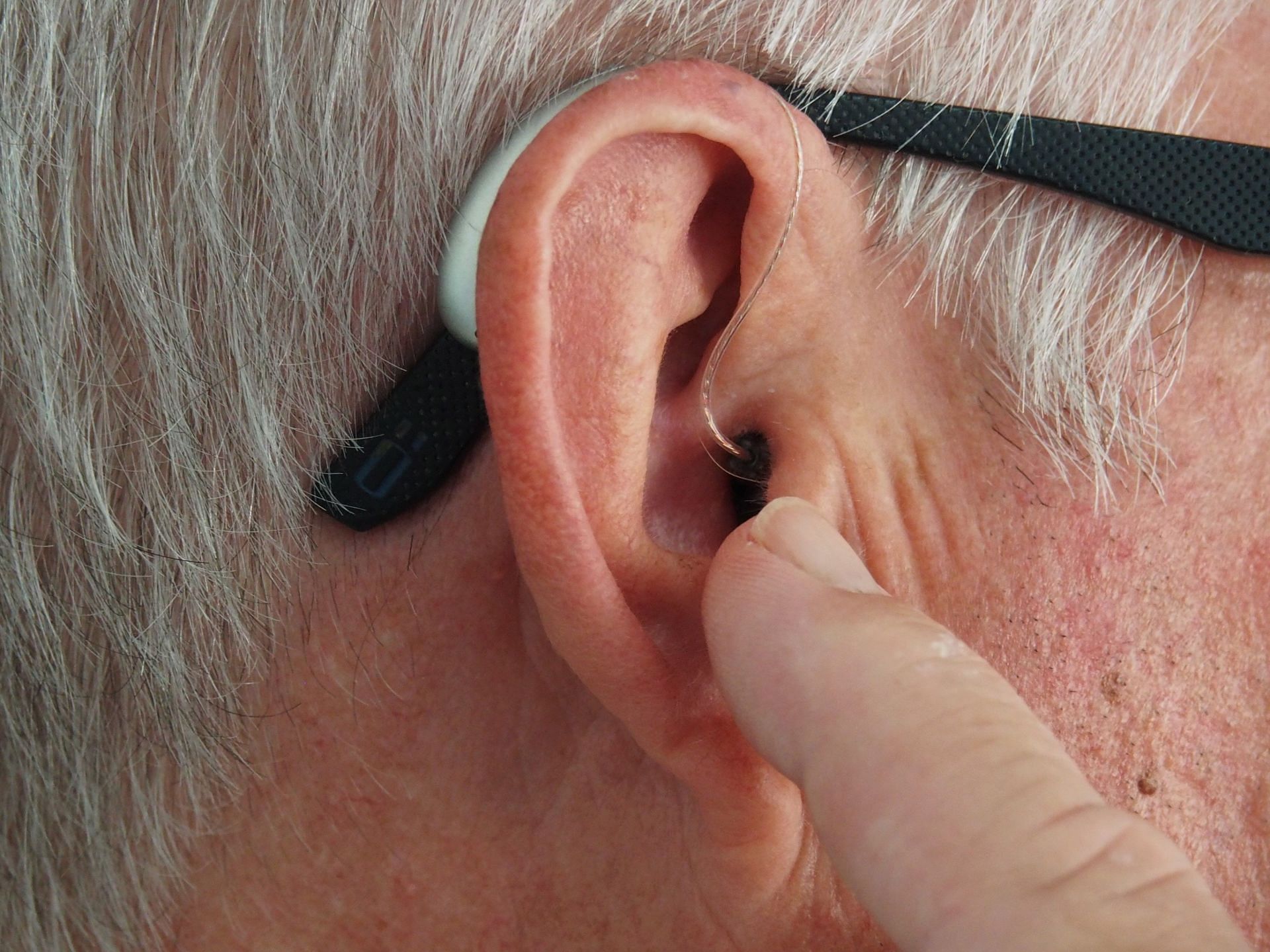 Applying vicks for earache (Image via Unsplash/ Mark Paton)