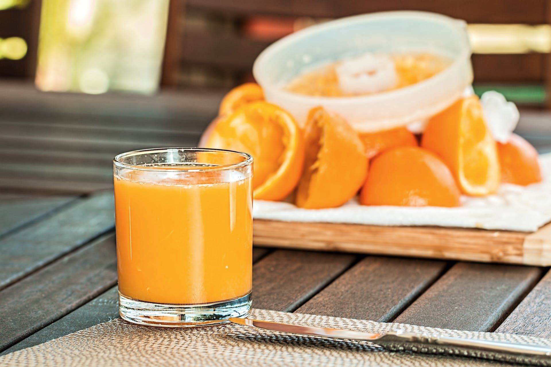 Orange juice for eyes can be relaxing (Image via Pexels/ Pixabay)