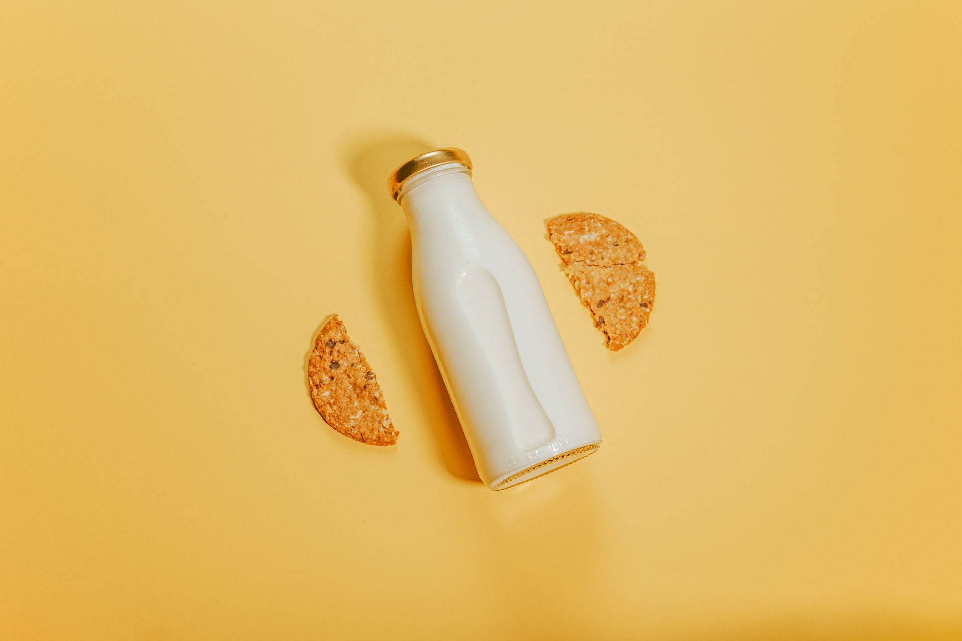 Milk cause osteoporosis (Image via Unsplash/Ave Calvar)