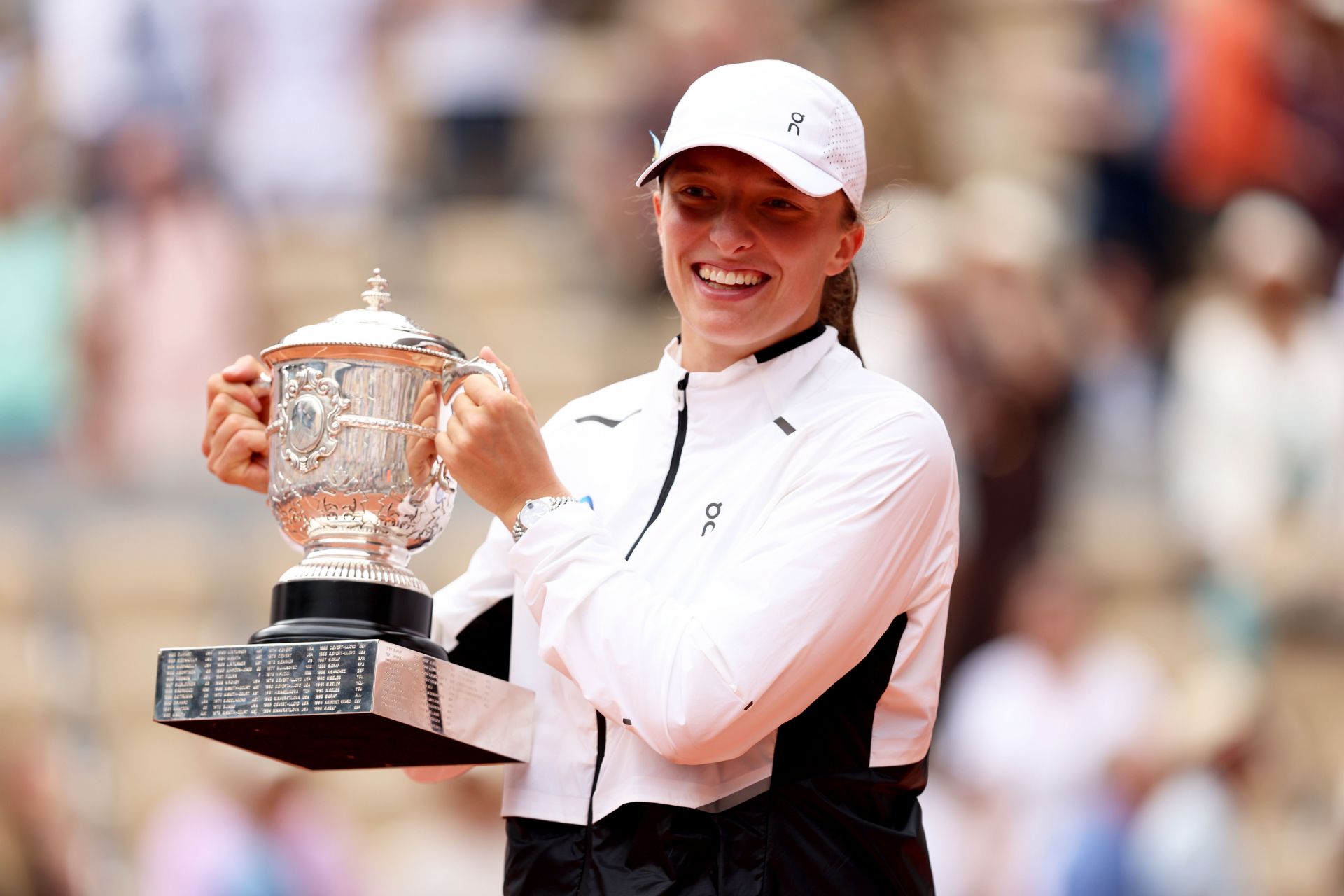 Iga Swiatek with the 2023 French Open trophy