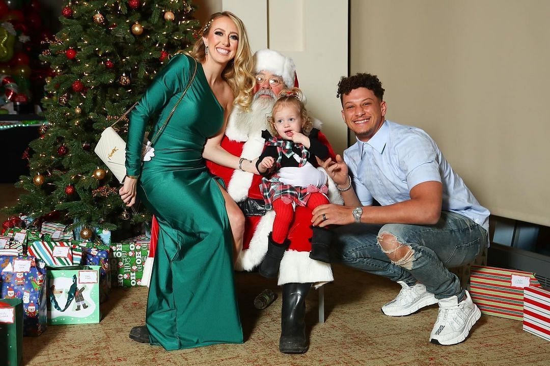 The couple with Santa and Sterling. Credit: Brittany Mahomes (IG)