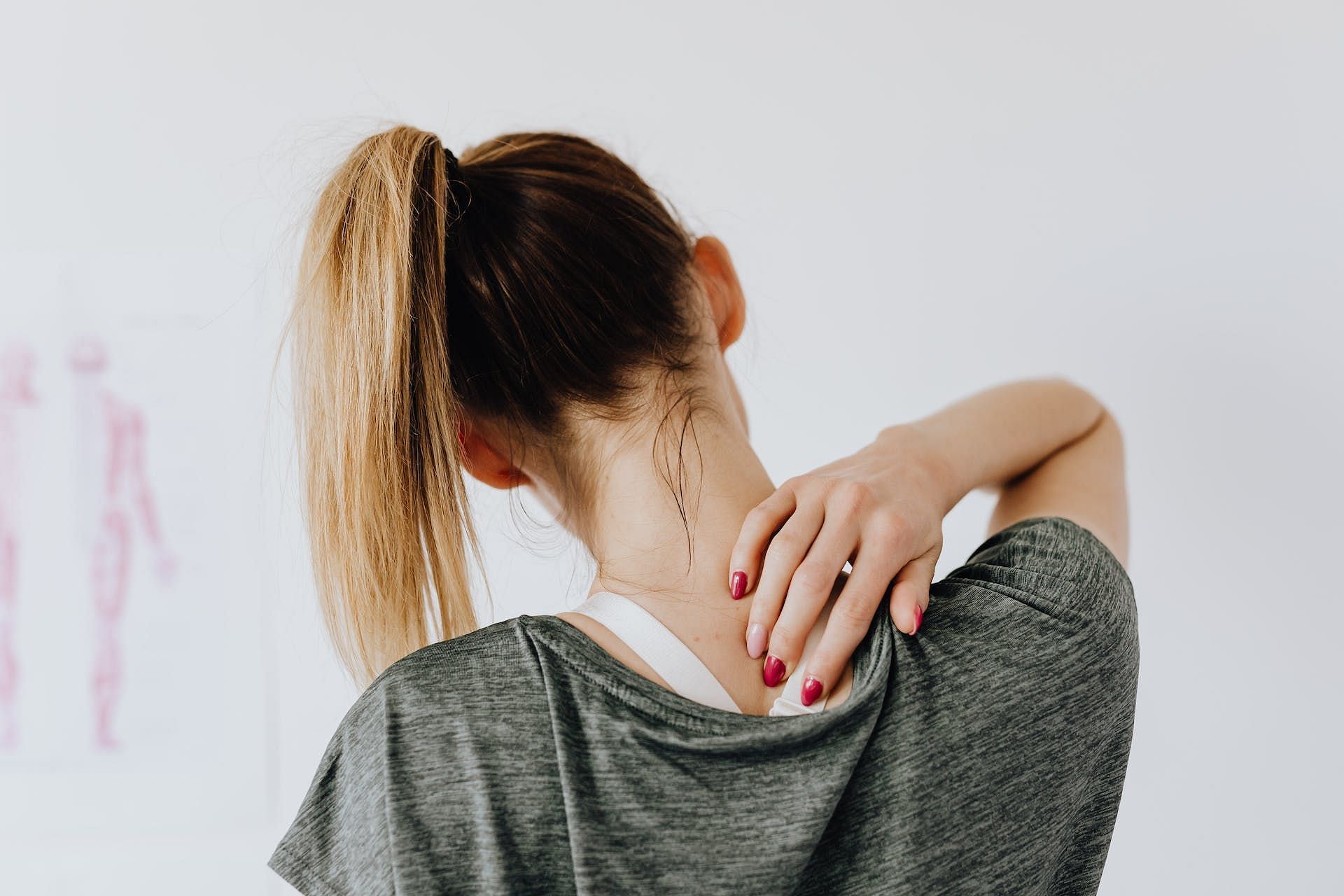 Eases symptoms of arthritis (Image via Pexels/Karolina Grabowska)