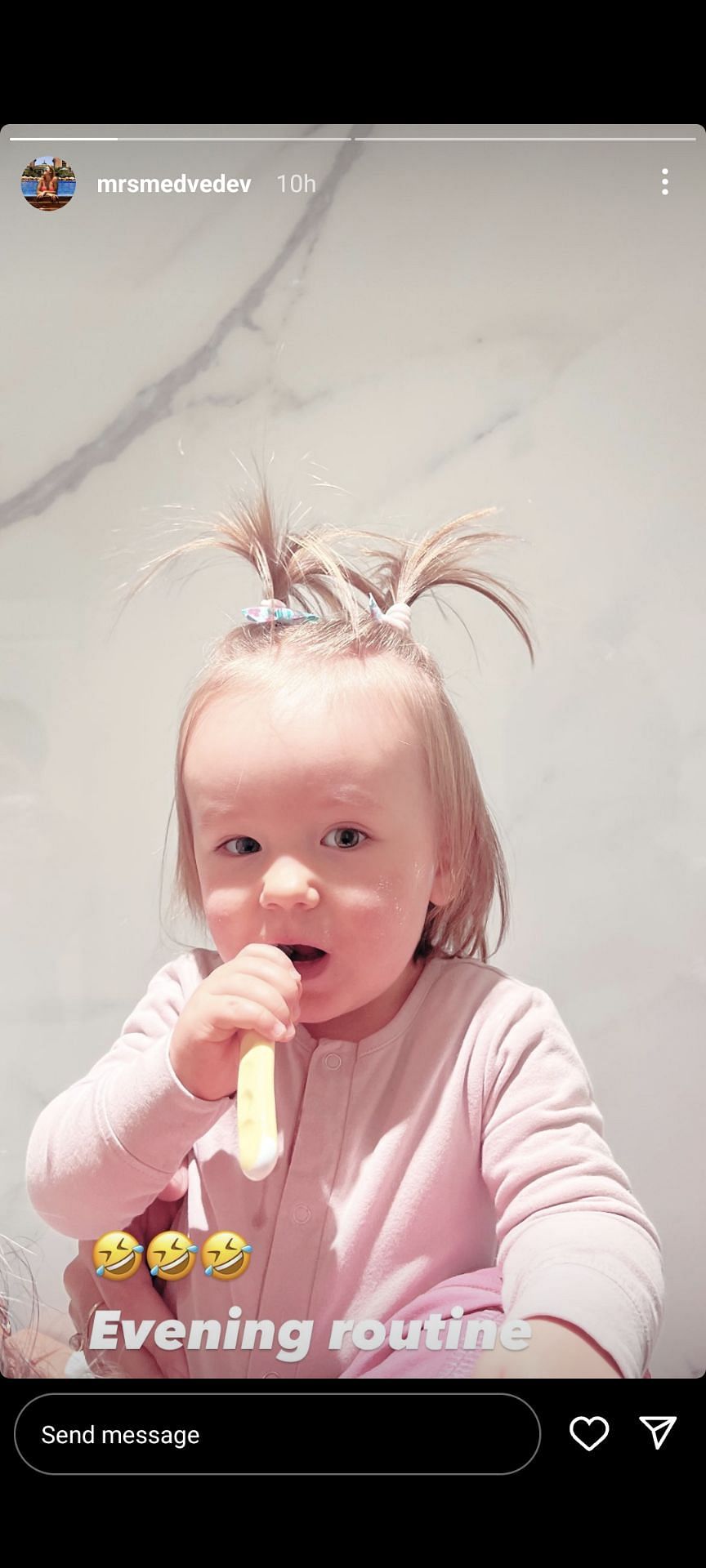 A picture of Alisa brushing her teeth