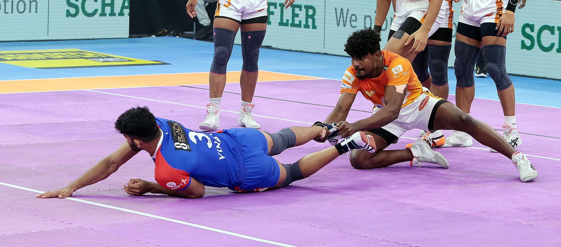 Vinay of Haryana Steelers escapes from an ankle hold in a game against Puneri Paltan in Pro Kabaddi 2023 (Image via PKL)