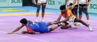 Vinay of Haryana Steelers escapes from an ankle hold in a game against Puneri Paltan in Pro Kabaddi 2023 (Image via PKL)