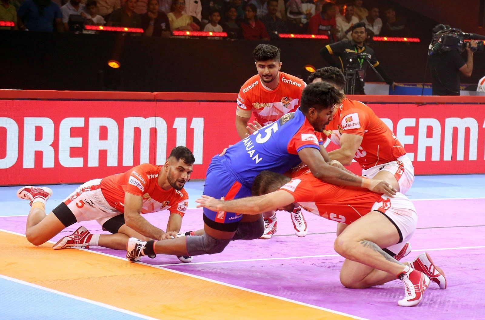 Sombir (left) of Gujarat Giants with an ankle-hold (Credits: PKL)