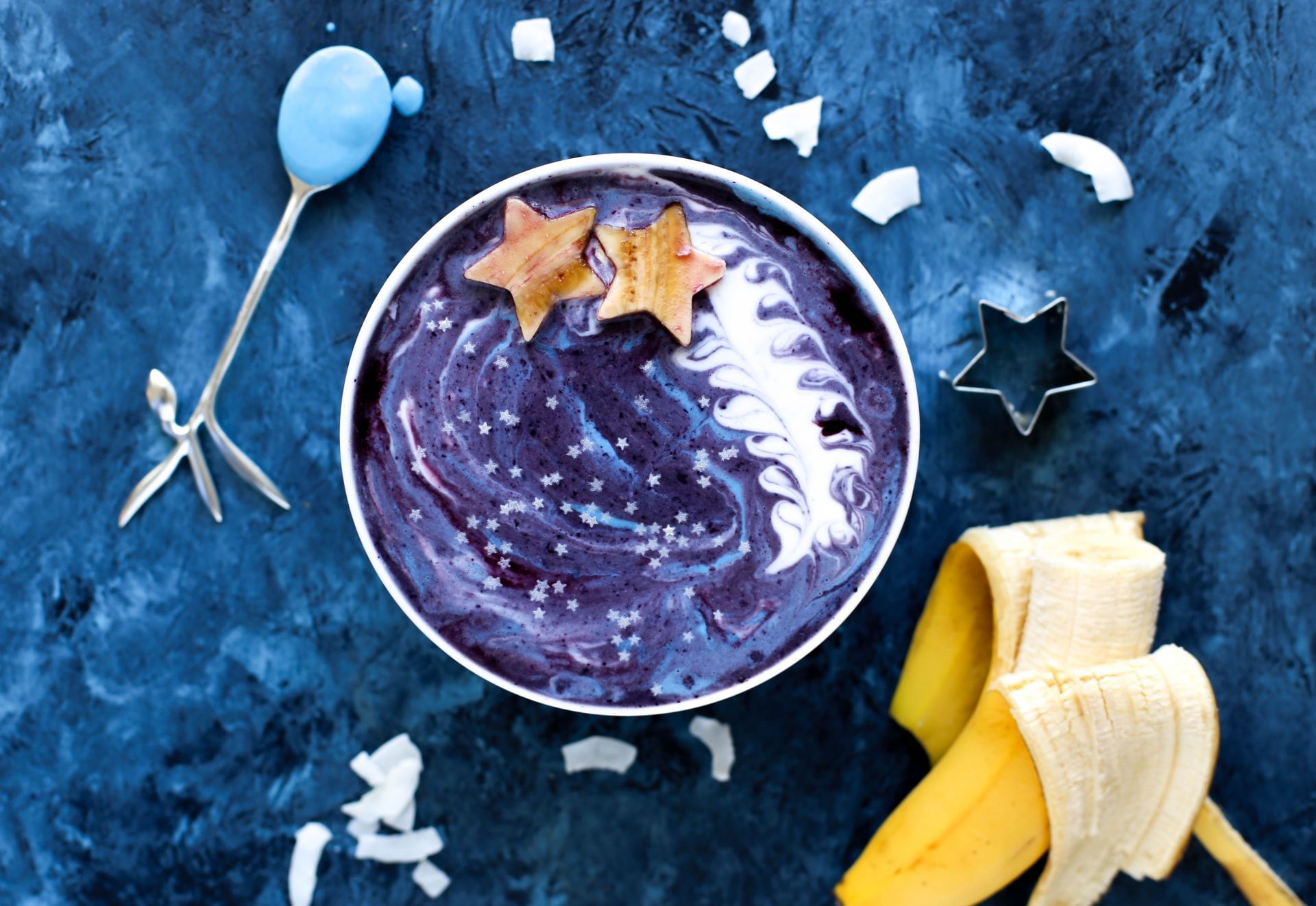 Spirulina can be added to the smoothie bowl. (Image via Unsplash/ Brenda Godinez)