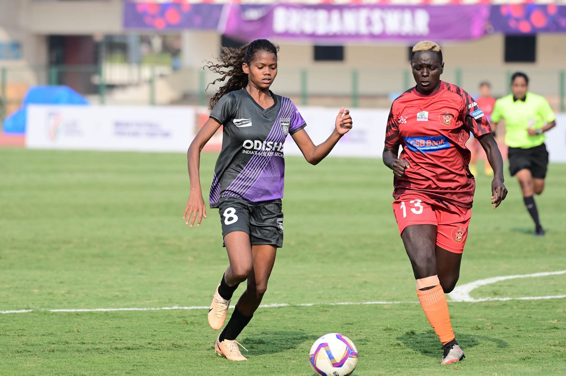 Jasoda vying for the ball with Phoeby Okech of Gokulam Kerala in the IWL (Image - OFC Media)