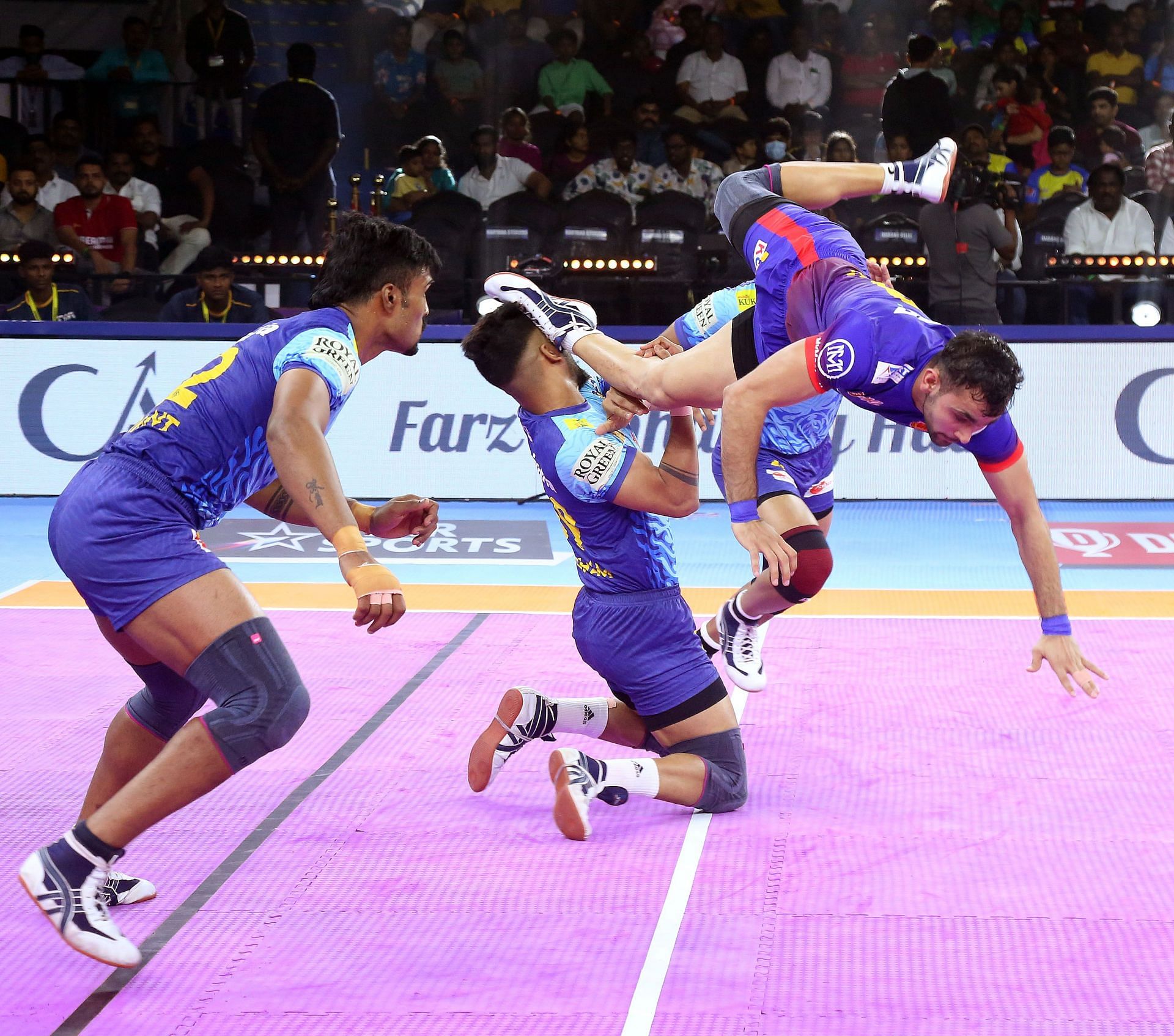 Shubham Shinde with a thigh-hold of Manjeet (Credits: PKL)