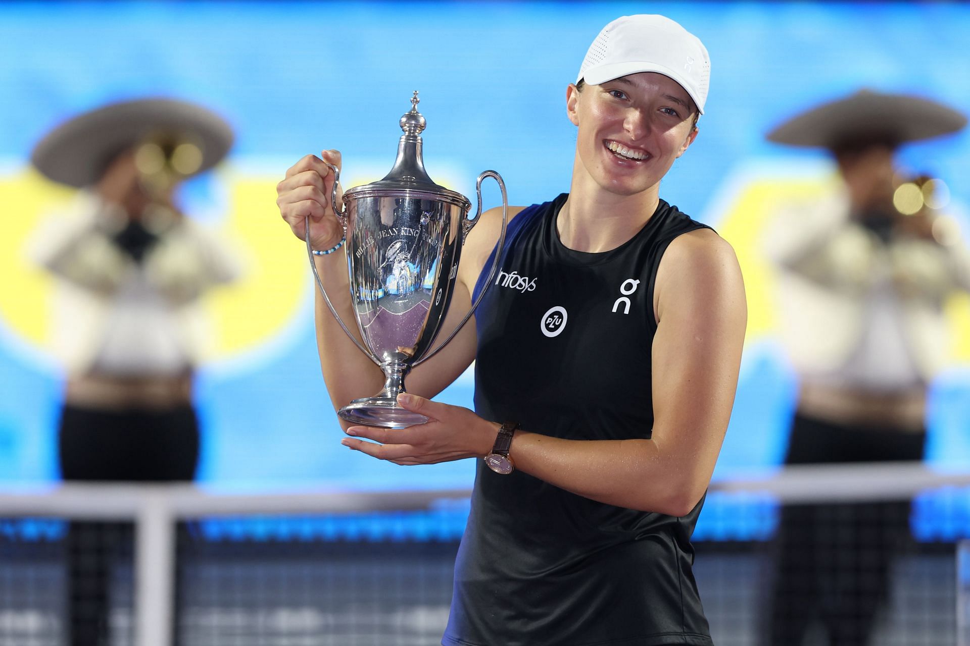 Iga Swiatek with the 2023 WTA Finals trophy.