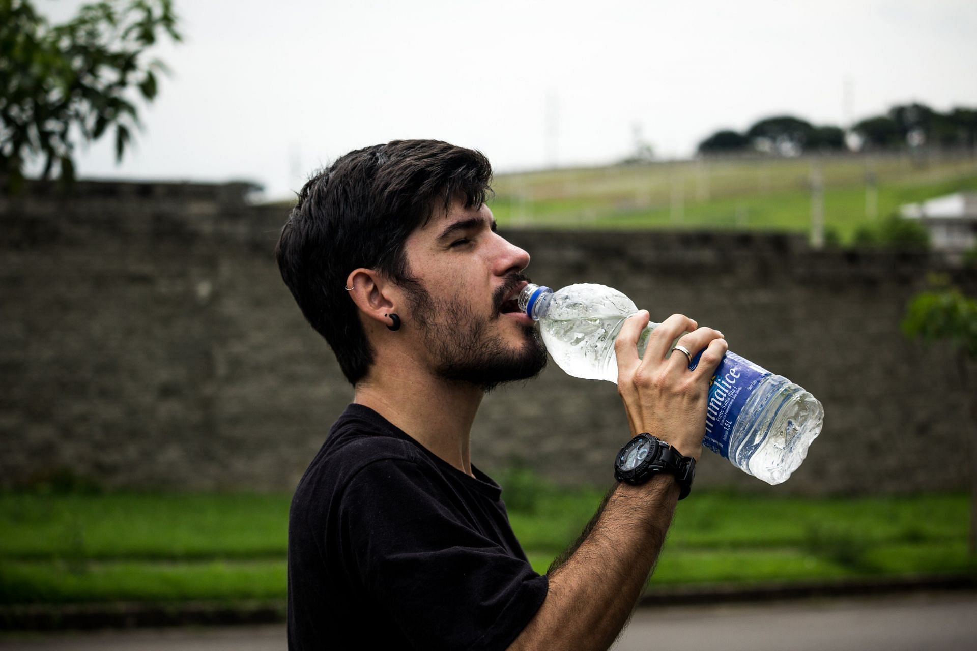 Water fasting (Image via Pexels/ Mauricio Mascaro)