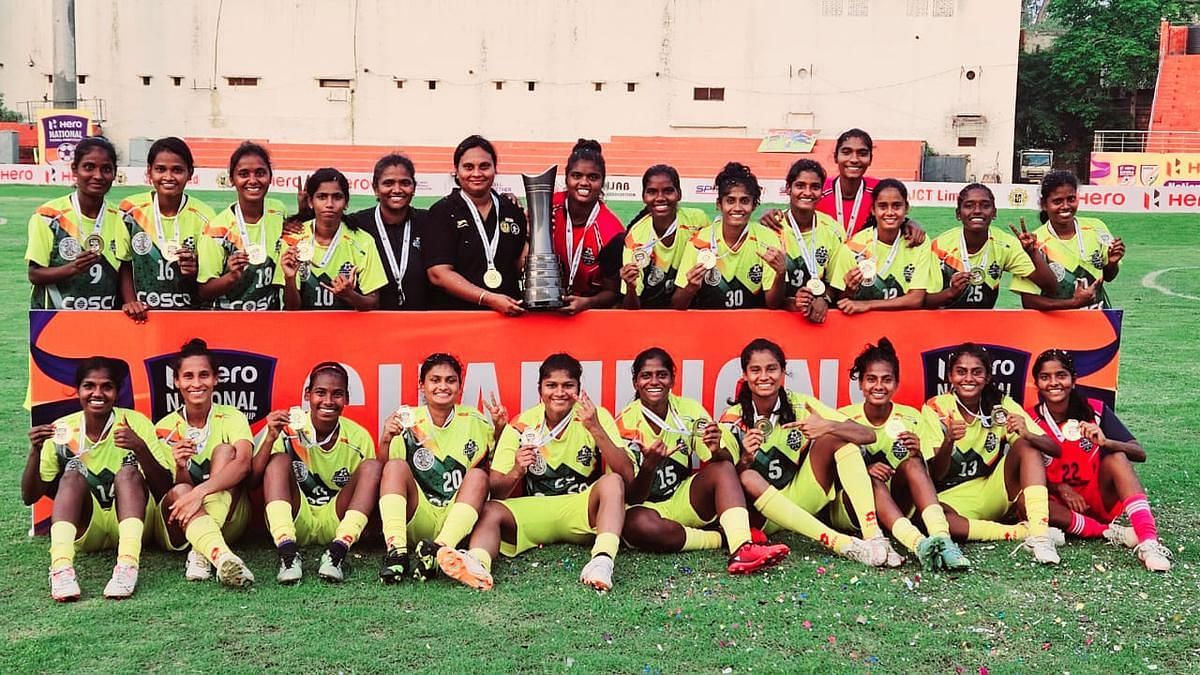 Indumathi (bottom row, fifth from left) celebrates her second SWNFC with Tamil Nadu. (Sportstar)