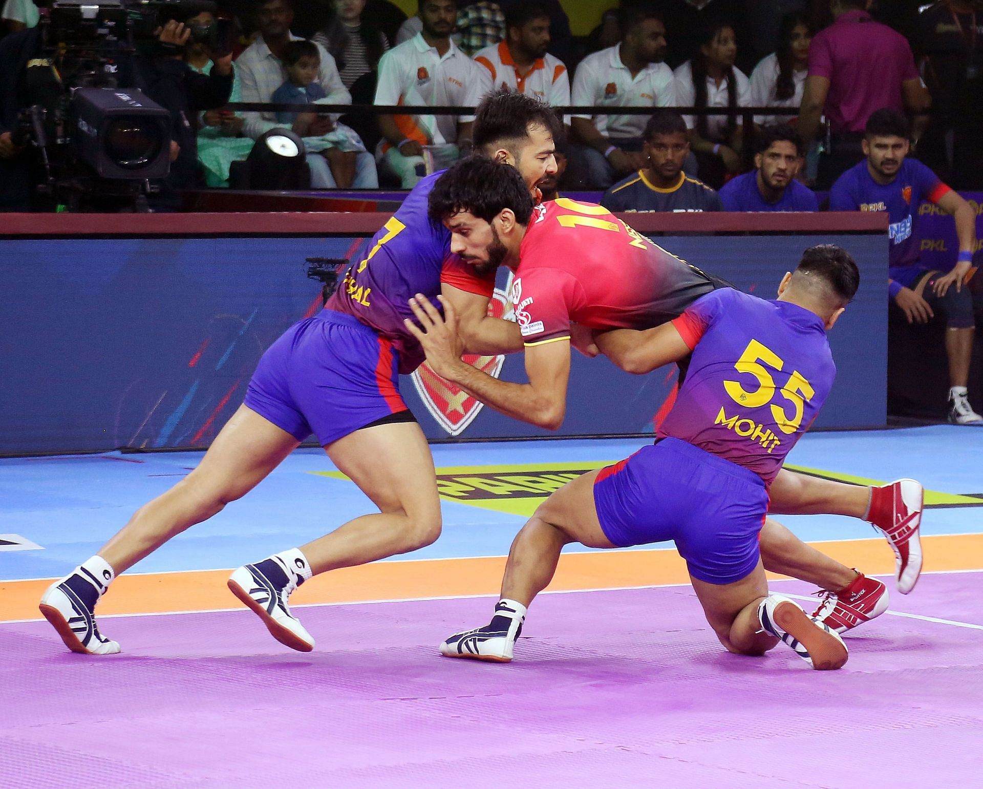 Neeraj Narwal trying to escape Delhi&#039;s defense (credits: PKL)