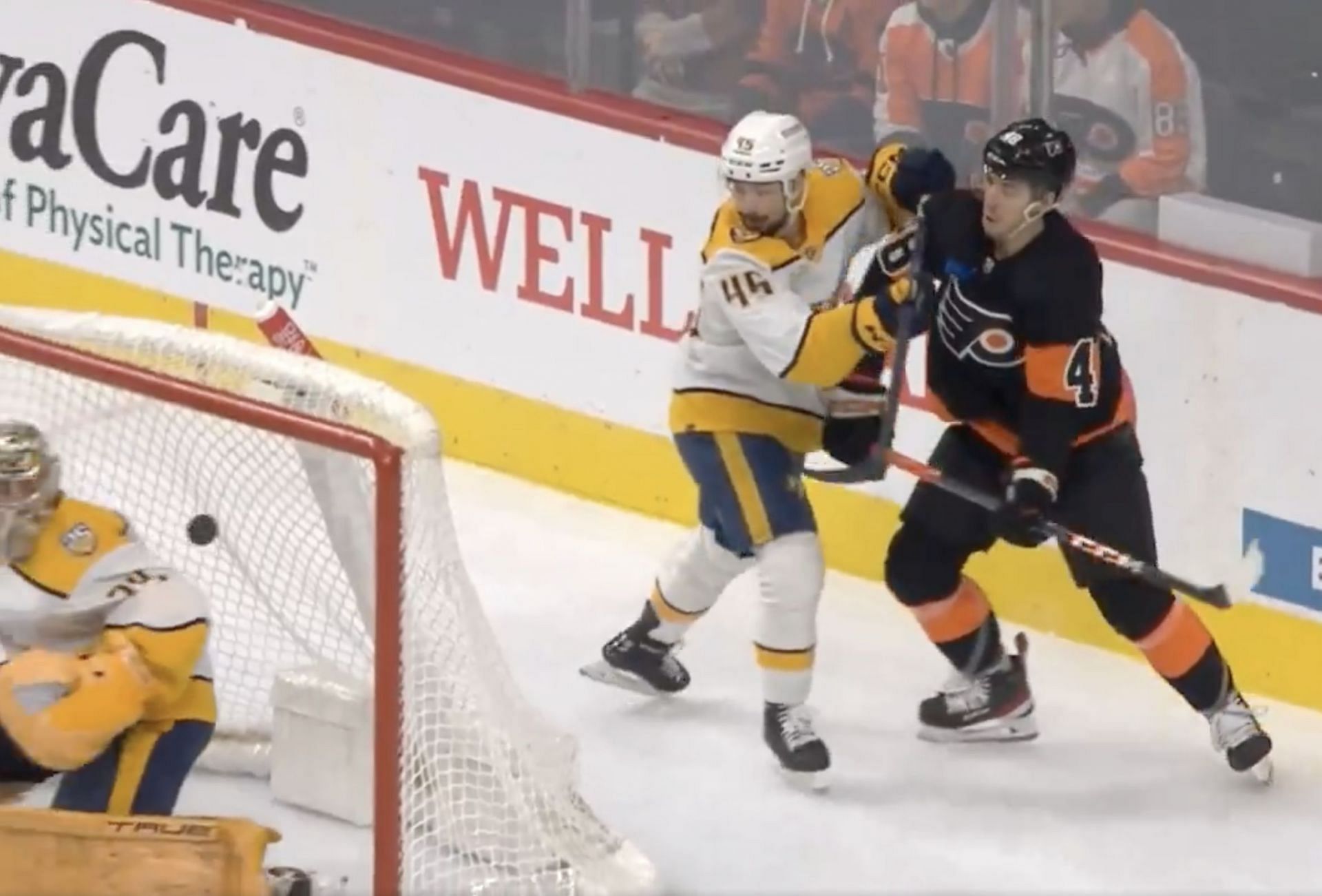 NHL fans react as Flyers score one of the weirdest goals of the season