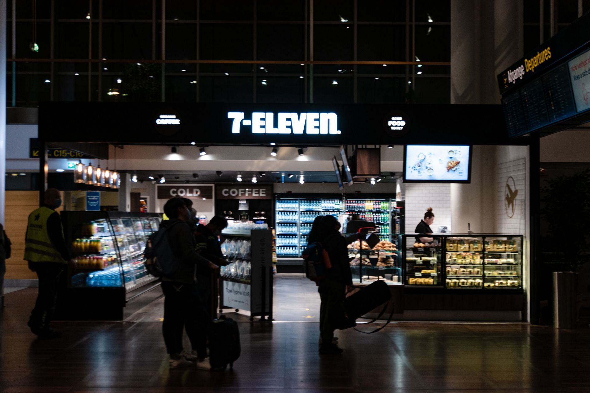 Foods to Buy at 7-Eleven (Image via Unsplash/Matthew Yong)