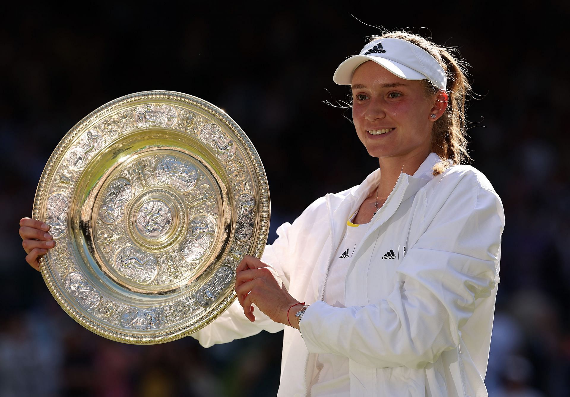 Elena Rybakina holds the women&#039;s singles trophy: Wimbledon 2022