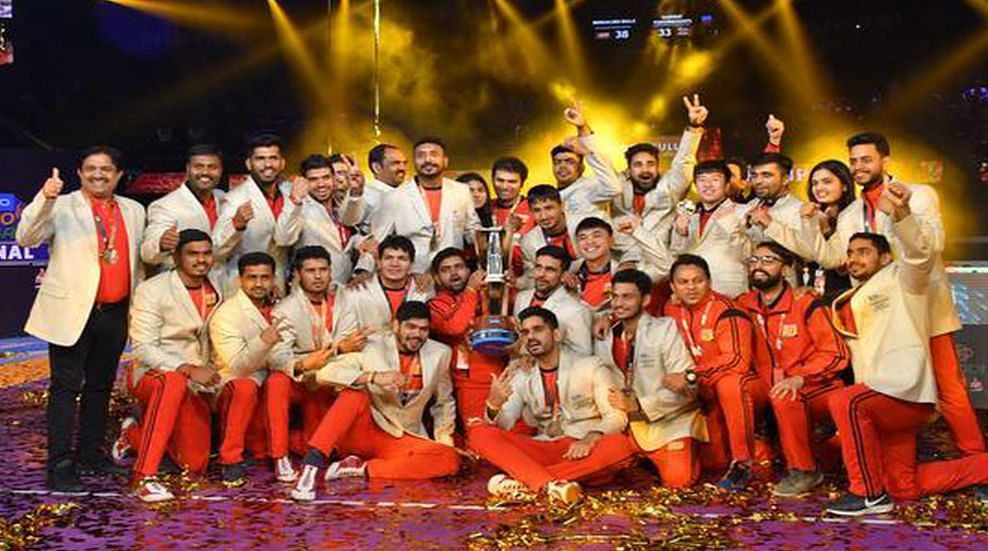 Bengaluru Bulls celebrating with PKL 6 trophy (Image Credits: X/Pro Kabaddi League)