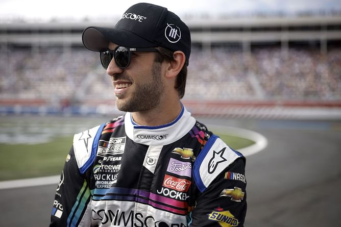 Daniel Suarez drives around streets of Brazil in 3x F1 champion Nelson Piquet’s vintage car