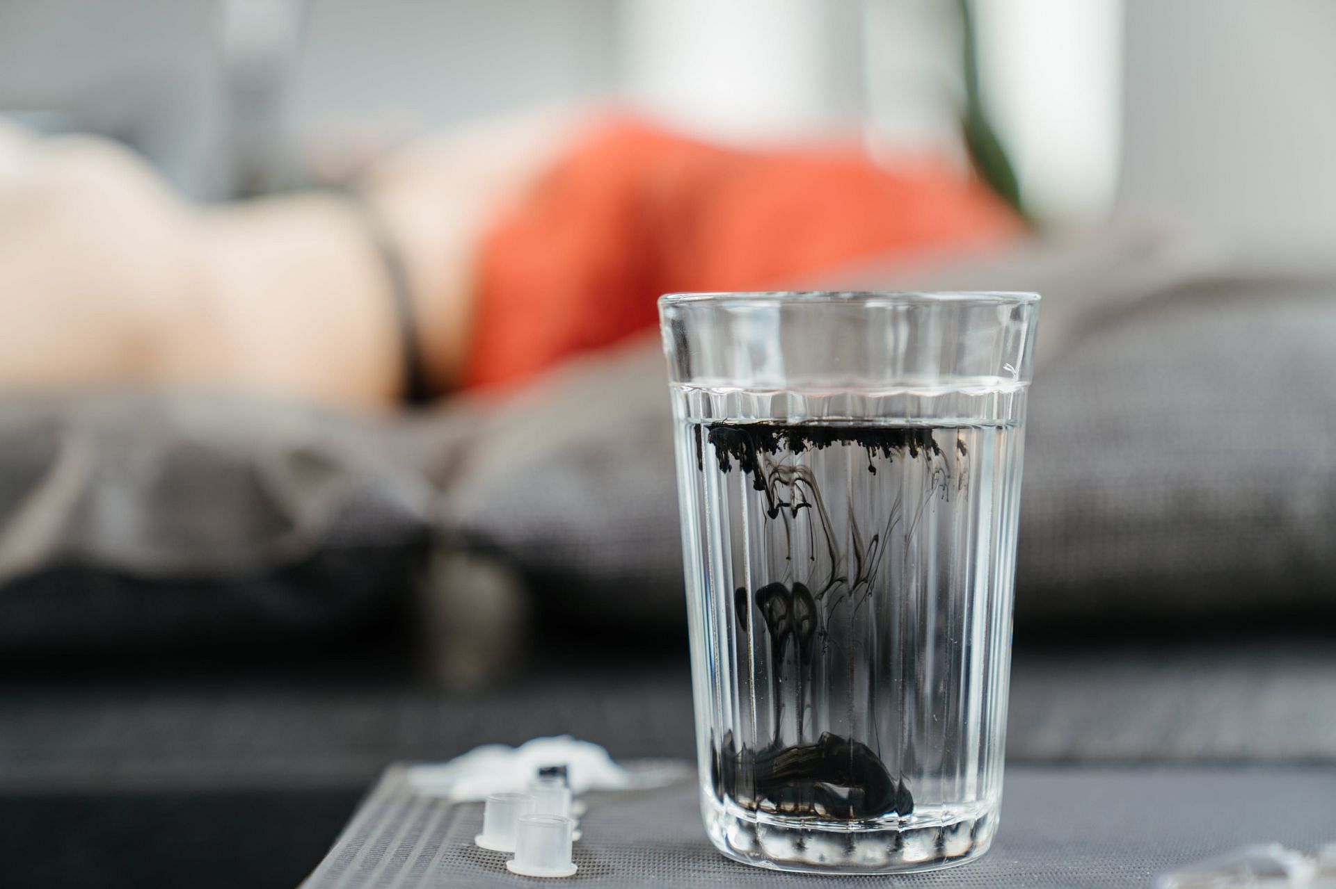 Drink water while eating disadvantages (image sourced via Pexels / Photo by Cottonbro)