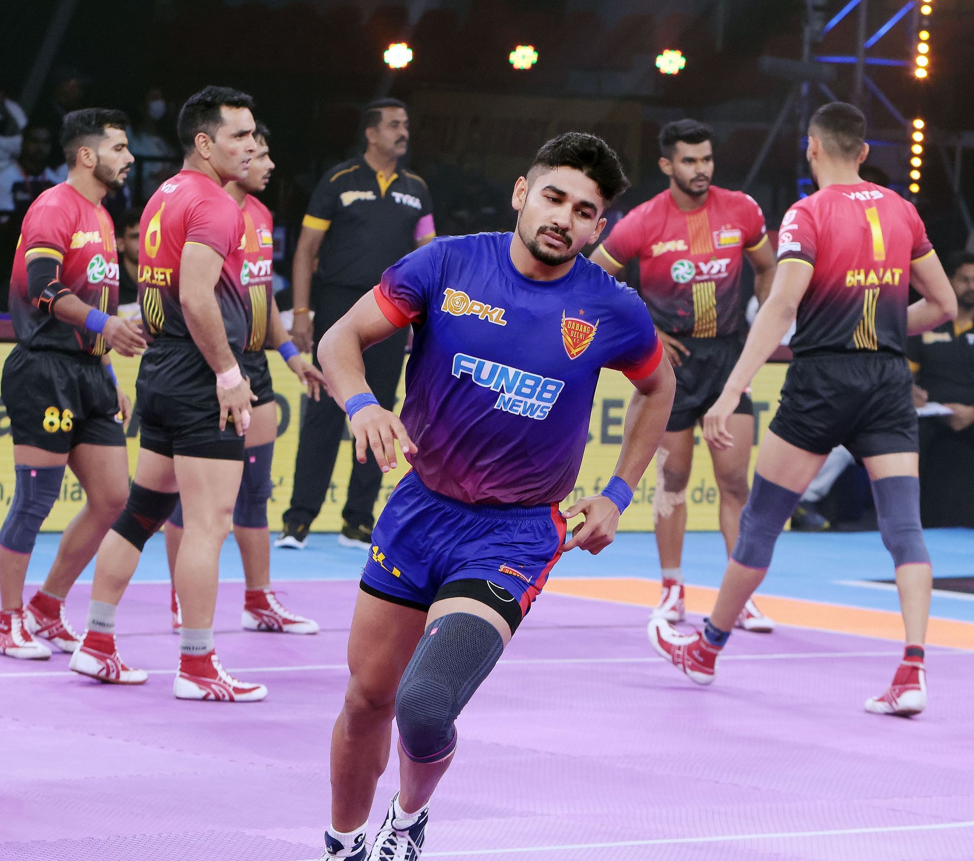 Naveen Kumar raids against Bengaluru Bulls (Image via PKL)