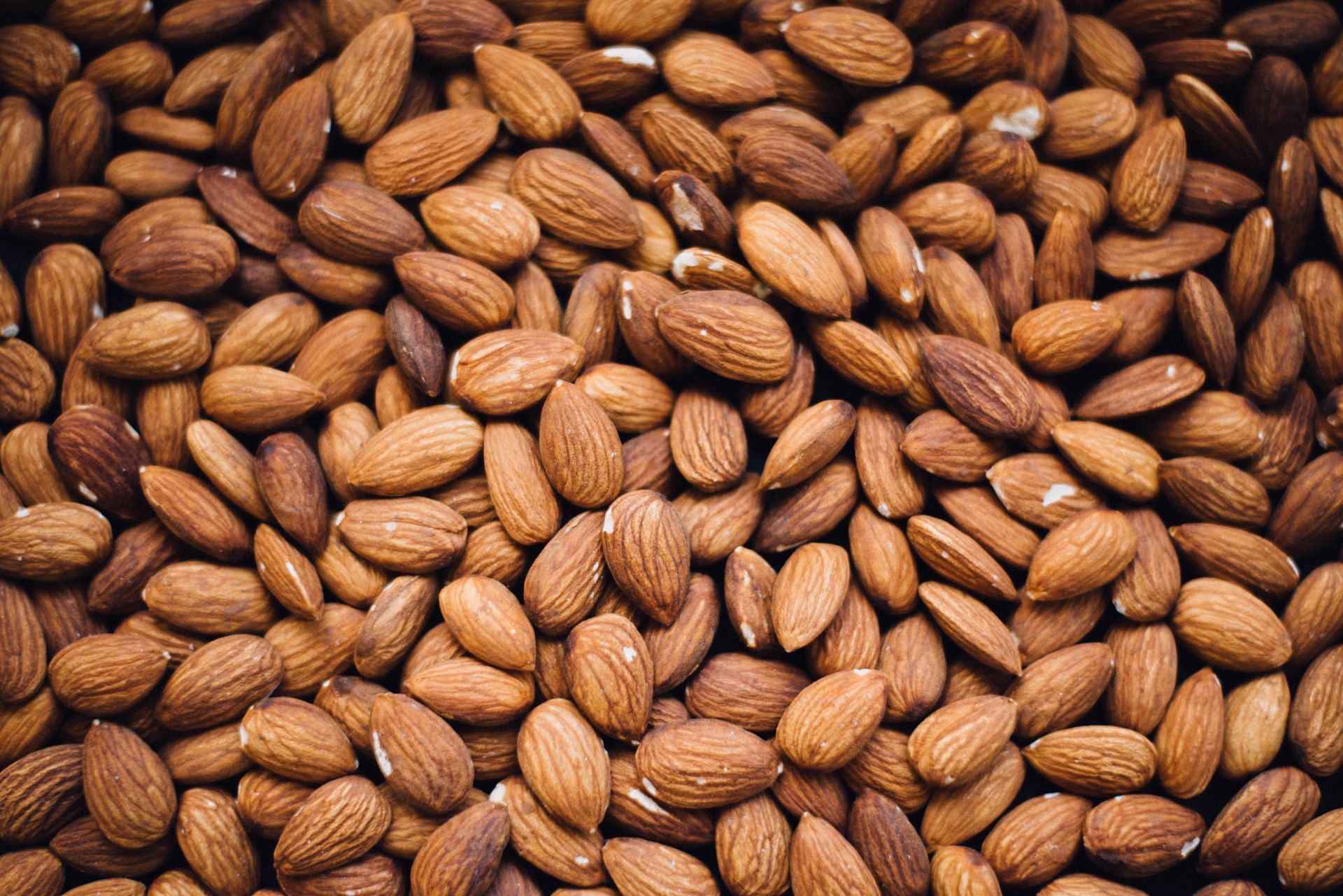 Soaked vs Unsoaked Almonds (Image via Unsplash/Chuttersnap)