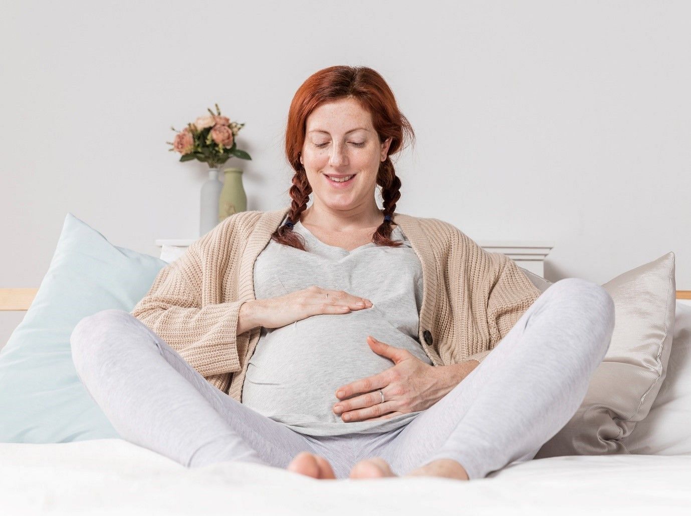 Resting is very important for expecting mothers to avoid sickness (image by freepik on freepik)