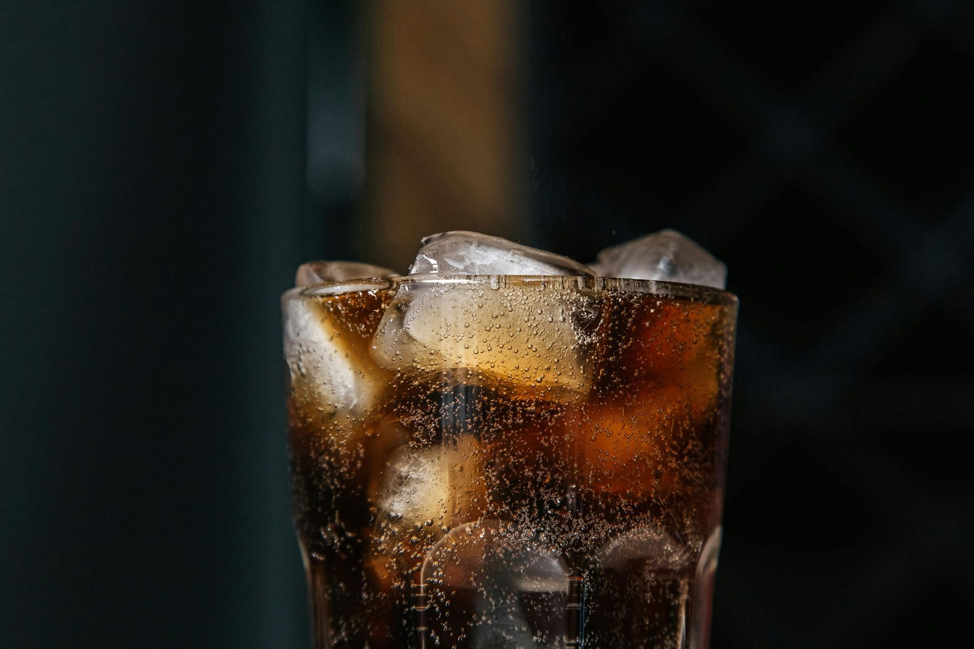 Carbonated drinks may result in burps. (Image via Pexels/ Ron Lach)