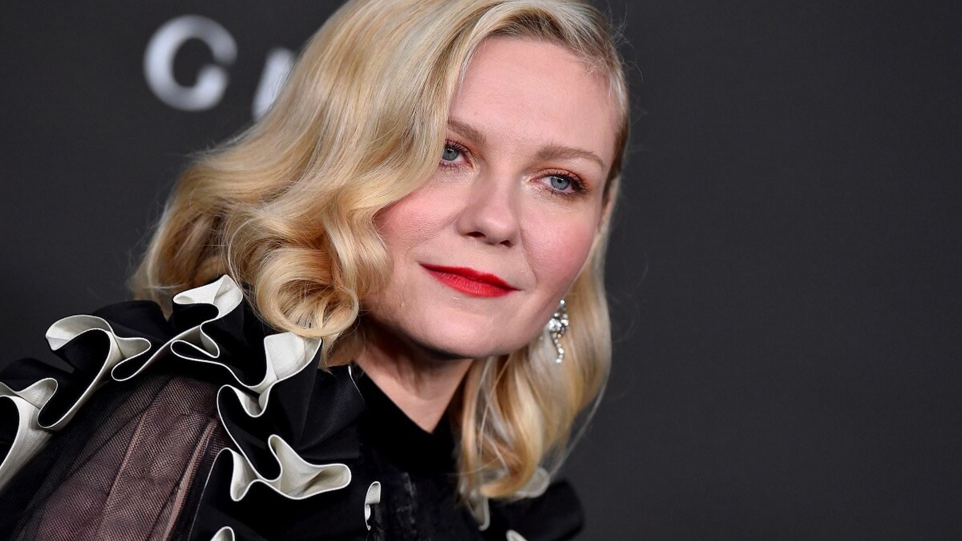 Kirsten Dunst plays a photojournalist in Civil War (Image via IMDb)