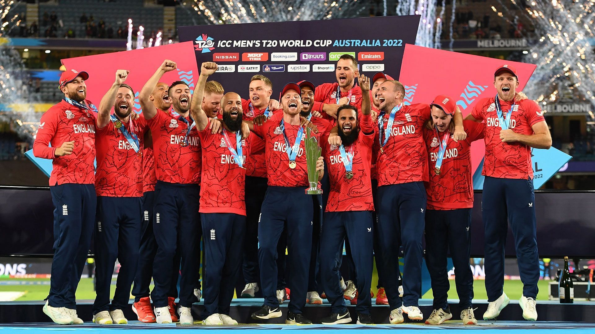 वर्ल्ड कप जीत का जश्न मनाते हुई इंग्लैंड टीम 