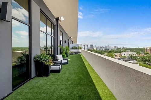 Bregman’s penthouse is located in the River Oaks neighborhood, one of Houston’s most luxurious areas. - Via Clutch Points